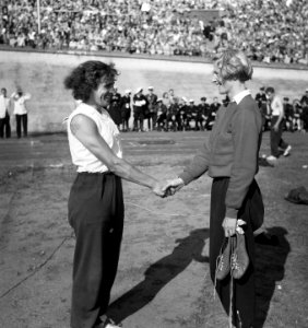 Fanny Blankers-Koen feliciteert Foekje Dillema met 200 meter record, Bestanddeelnr 904-0266