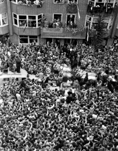 Fanny Blankers-Koen in Amsterdam . Aankomst Haarlemmermeerstraat woonadres van , Bestanddeelnr 902-9060