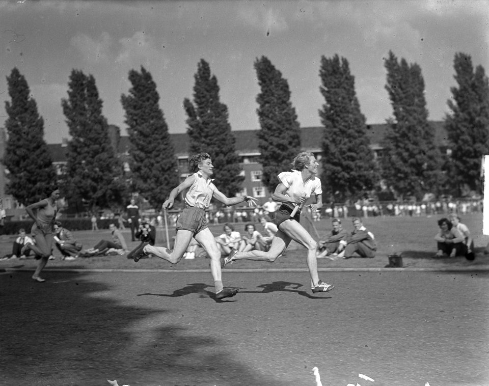 Fanny Blankers-Koen neem estafettestokje over van Gré de Jong (links) tijdens 4x, Bestanddeelnr 904-1144