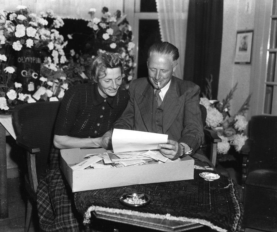 Fanny Blankers-Koen en echtgenoot lezen de post, Bestanddeelnr 902-9116