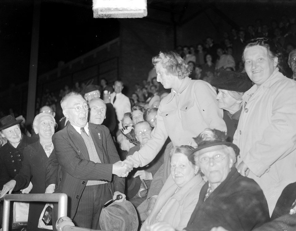 Fanny Blankers-Koen met ouden van dagen in Olympisch Stadion, Bestanddeelnr 903-5524