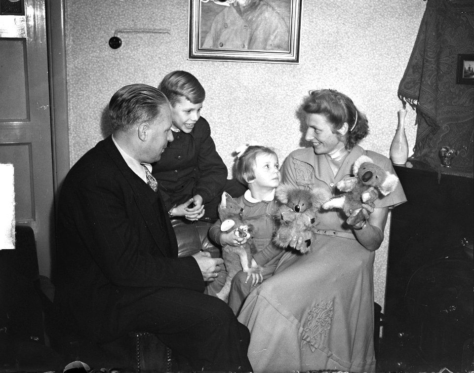 Fanny Blankers-Koen weer thuis na bezoek aan Australië. Met gezin, Bestanddeelnr 903-2379
