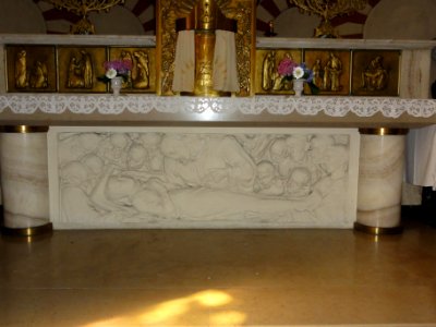 Fauville-en-Caux (Seine-Mar.) église, autel avec relief