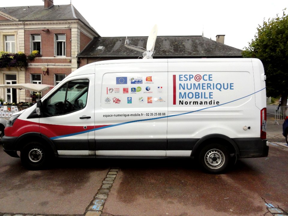 Fauville-en-Caux (Seine-Mar.) camionnette espace numerique mobile Normandie (01)
