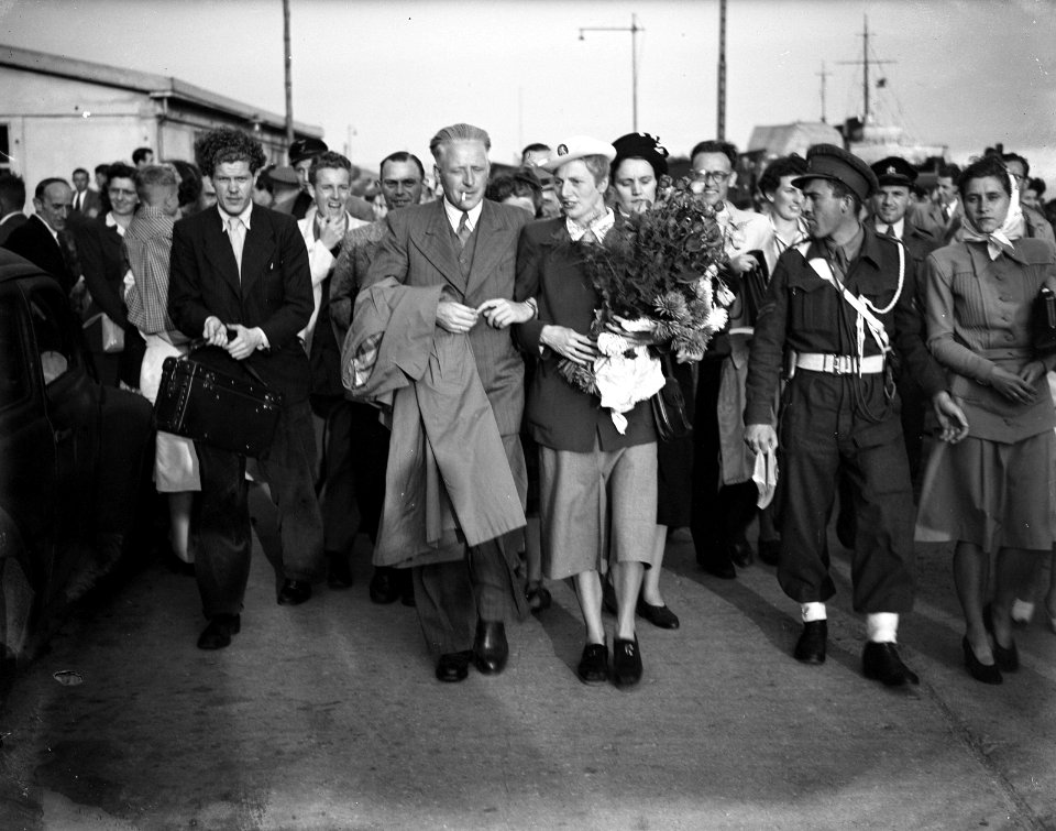 Fanny Blankers-Koen met echtgenoot bij aankomst in Hoek van Holland, Bestanddeelnr 902-9021