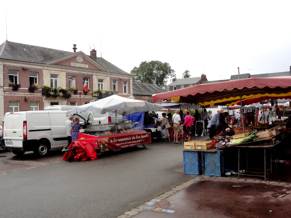Fauville-en-Caux (Seine-Mar.) place Gaston Sanson, marché du mercredi (03)