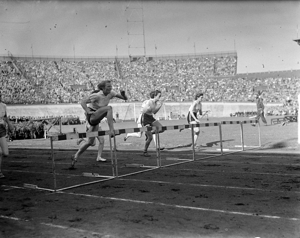 Fanny Blankers-Koen over horden tijdens 80 meter, Bestanddeelnr 904-0265