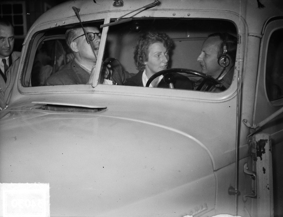 Fanny Blankers-Koen geinterviewd in auto, Bestanddeelnr 903-4030