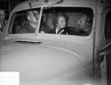 Fanny Blankers-Koen geinterviewd in auto, Bestanddeelnr 903-4030