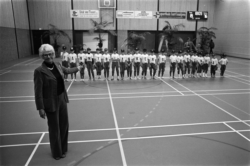 Fanny Blankers-Koen opent naar haar genoemde sporthal in Hoofddorp, Bestanddeelnr 928-7886