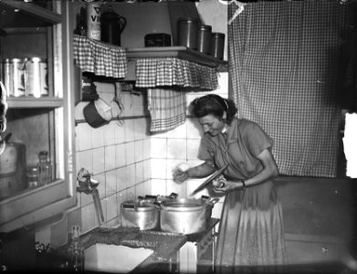 Fanny Blankers-Koen weer thuis na bezoek aan Australië. In de keuken, Bestanddeelnr 903-2378