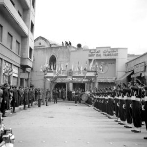 Fanfarekorps en erewacht bij een ontvangst bij de Pauselijke Nuntius in Beiroet, Bestanddeelnr 255-6278 photo