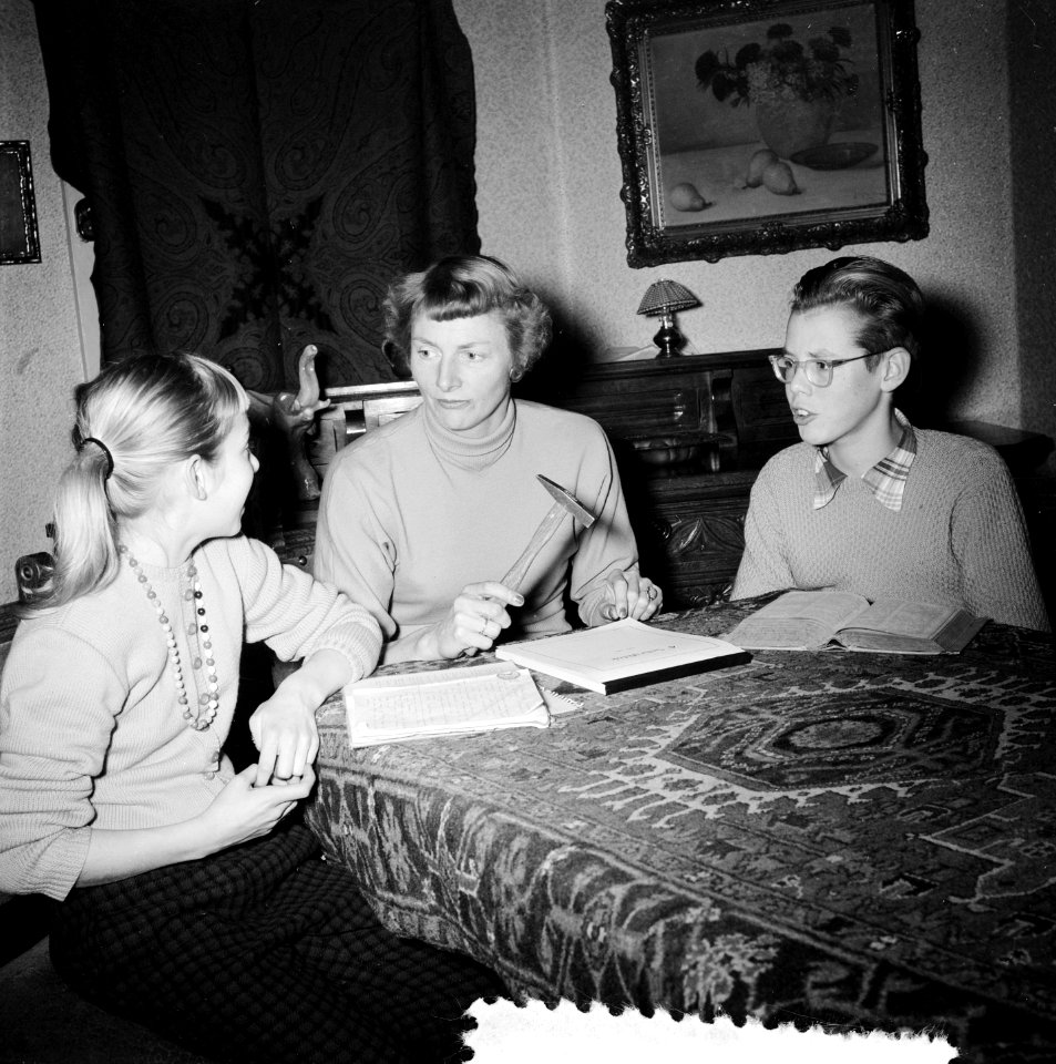 Fanny Blankers-Koen , voorzitster van atletiekvereniging Sagitta Amsterdam, met , Bestanddeelnr 907-5483