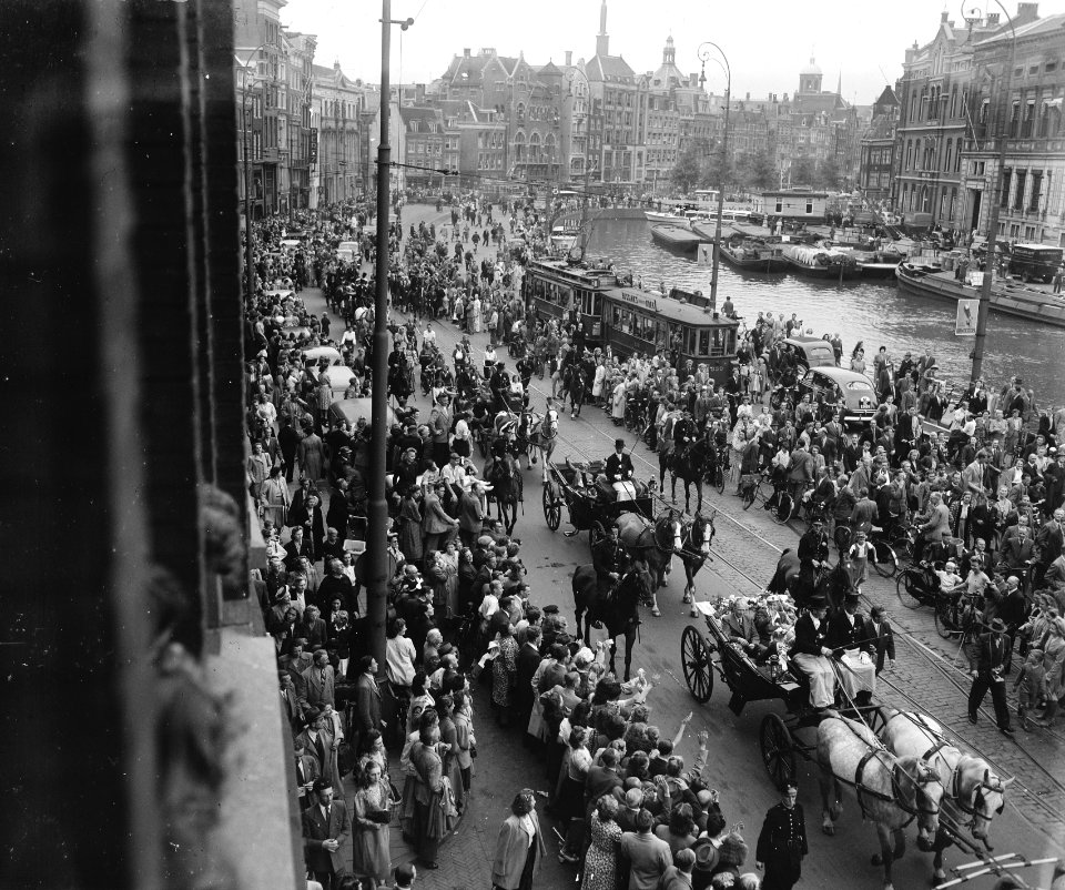Fanny Blankers-Koen in Amsterdaam. Rijtoer op het Rokin, Bestanddeelnr 902-9049