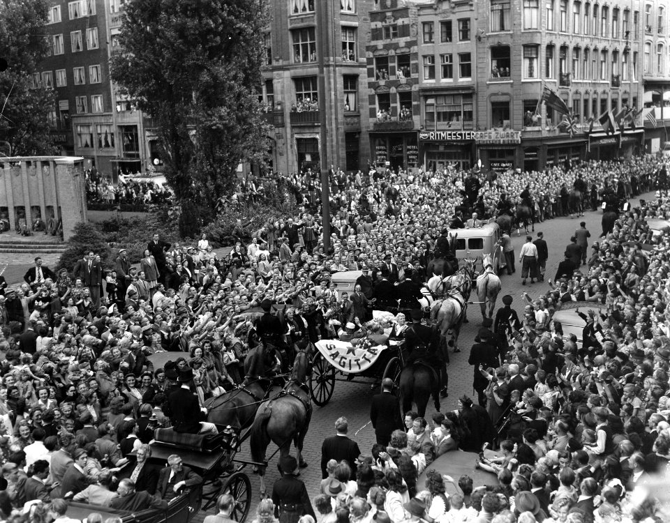 Fanny Blankers-Koen wordt onthaald op de Dam te Amsterdam, Bestanddeelnr 902-9048