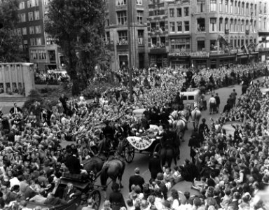Fanny Blankers-Koen wordt onthaald op de Dam te Amsterdam, Bestanddeelnr 902-9048