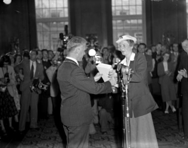 Fanny Blankers-Koen in Amsterdam. Ontvangen door burgemeester d'Ailly, Bestanddeelnr 902-9047