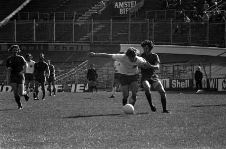FC Amsterdam tegen NAC 2-2, Nico Jansen (l) wordt vast gehouden door Vermeulen (, Bestanddeelnr 927-1269