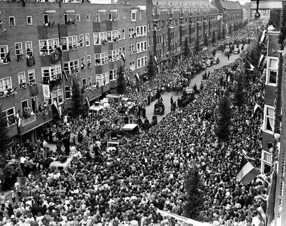 Fanny Blankers-Koen in Amsterdam . Aankomst Haarlemmermeerstraat woonadres van , Bestanddeelnr 902-9061