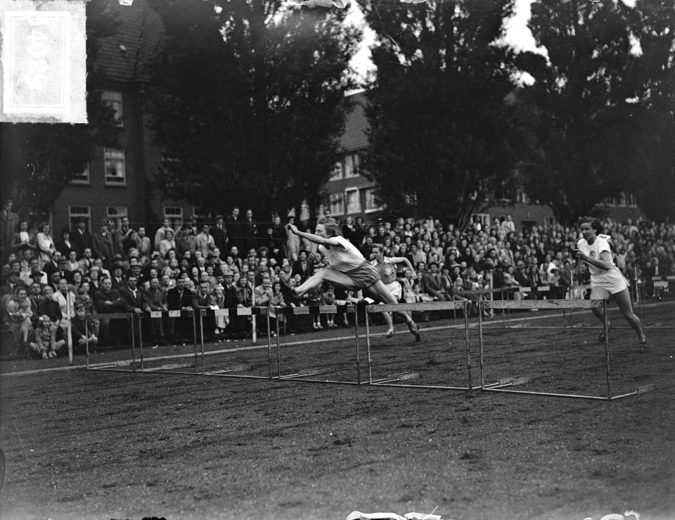 Fanny Blankers-Koen tijden 80 meter horden op sintelbaan Amsterdam, Bestanddeelnr 903-4029