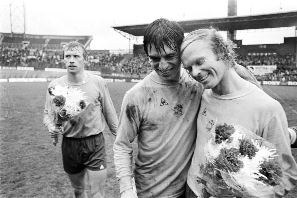 FC Amsterdam tegen Ajax 2-3, Ruud Geels met Dusbaba, geheel links Schoenakker na, Bestanddeelnr 929-1569