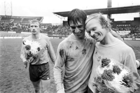 FC Amsterdam tegen Ajax 2-3, Ruud Geels met Dusbaba, geheel links Schoenakker na, Bestanddeelnr 929-1569