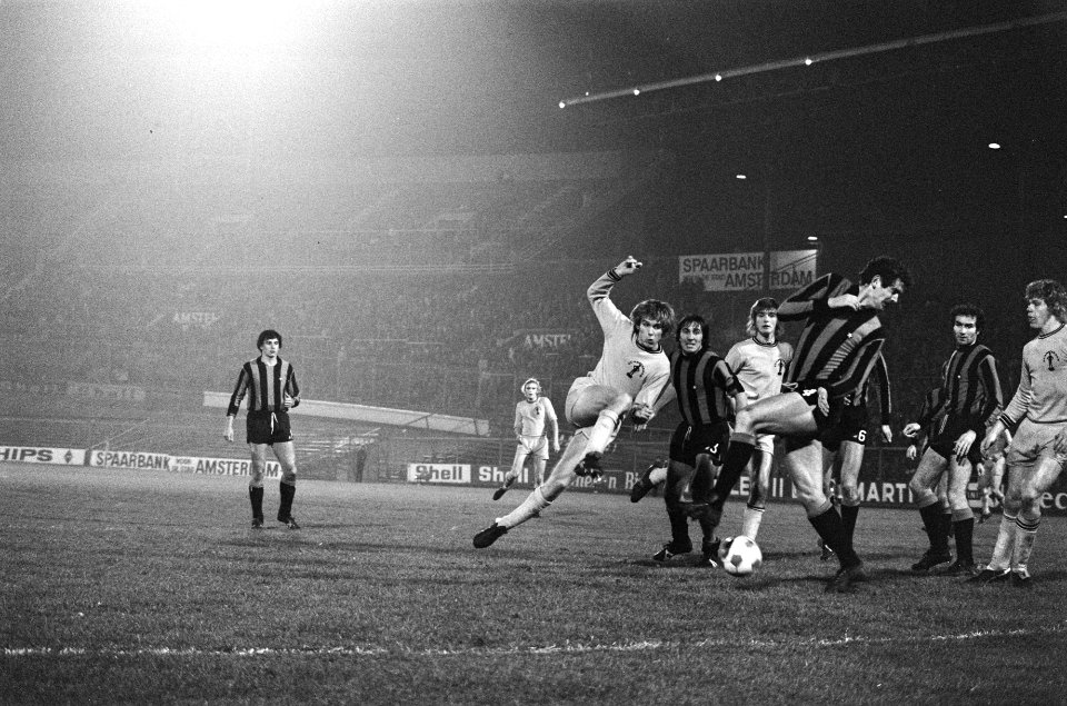 FC Amsterdam tegen Inter Milan 0-0 (UEFA), Husers schiet op doel van Inter, verd, Bestanddeelnr 927-5678