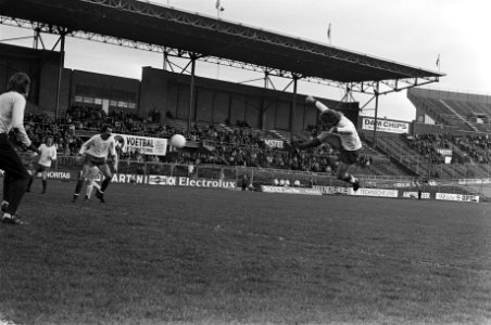FC Amsterdam tegen Graafschap 6-0, Nico Jansen (r) scoort 5-0, links Van de Ban, Bestanddeelnr 927-7605