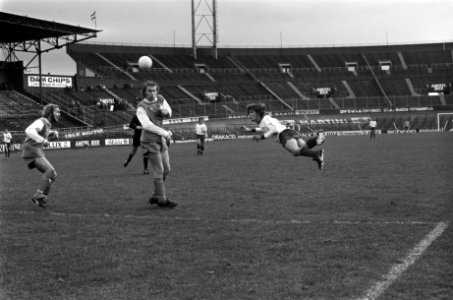 FC Amsterdam tegen MVV 0-0, Otto (rechts) kopt op het doel, Bestanddeelnr 927-5439