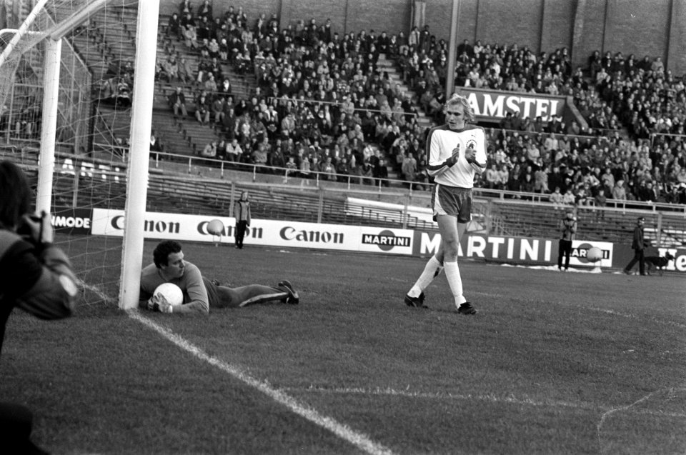 FC Amsterdam tegen Feyenoord 1-2, applaus van Bianchi (r) voor keeper Stuy, Bestanddeelnr 929-4584
