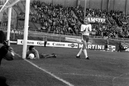FC Amsterdam tegen Feyenoord 1-2, applaus van Bianchi (r) voor keeper Stuy, Bestanddeelnr 929-4584