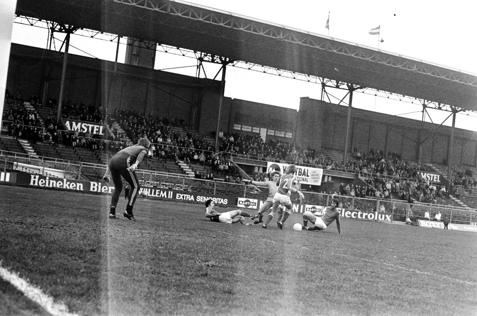 FC Amsterdam tegen Go Ahead Eagles 2-0, Nico Jansen tussen 3 Go Ahead verdediger, Bestanddeelnr 927-6872