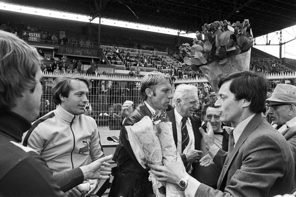 FC Amsterdam tegen MVV 8-3, Van de Meent temidden van spelers, Bestanddeelnr 929-1781