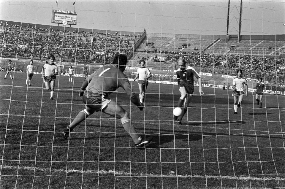 FC Amsterdam tegen Ajax 1-3, Geels scoort het eerste doelpunt, Bestanddeelnr 929-3933
