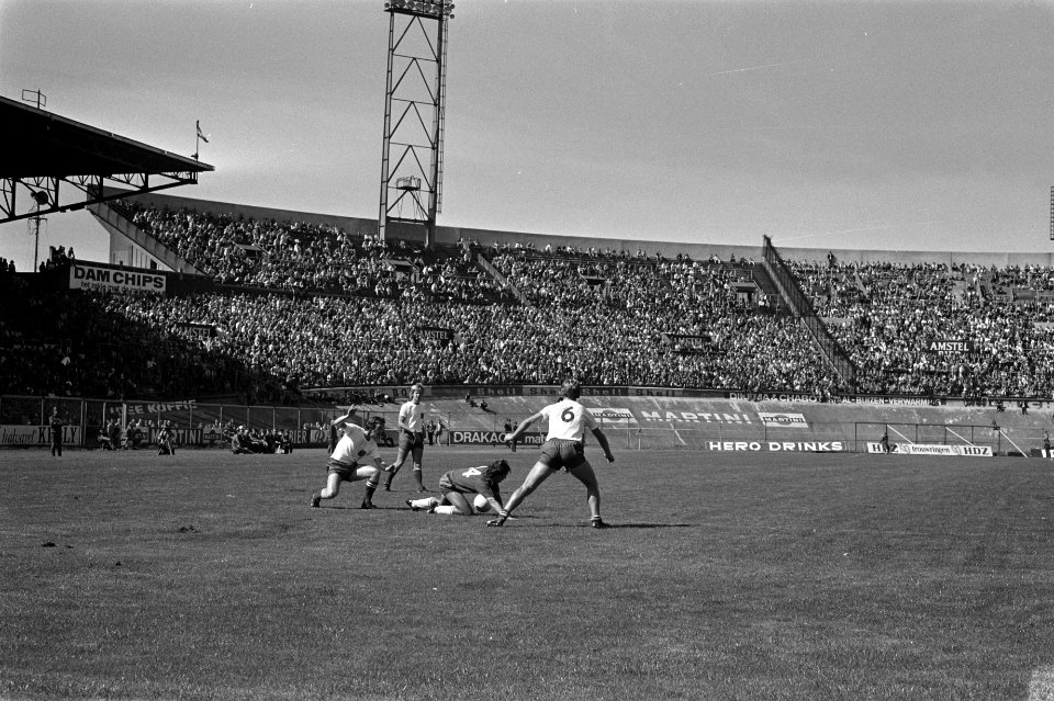 FC Amsterdam tegen Ajax 1-2, spelmoment, Bestanddeelnr 925-8214