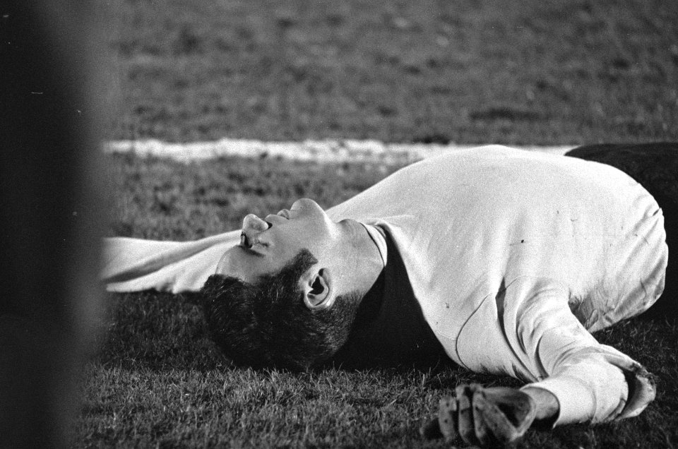 FC Koln-ADO 3-0, om Europacup II keeper Heyeres van Koln ligt gewond op de grond, Bestanddeelnr 921-8929