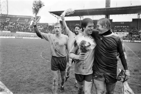 FC Amsterdam tegen Ajax 2-3, vlnr Schoenakker, Erken Dusbaba en schrijvers m, Bestanddeelnr 929-1568