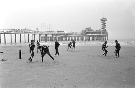 FC Koln traint op strand te Scheveningen, op achtergrond Pier v.l.n.r. Lohr, Web, Bestanddeelnr 921-8462