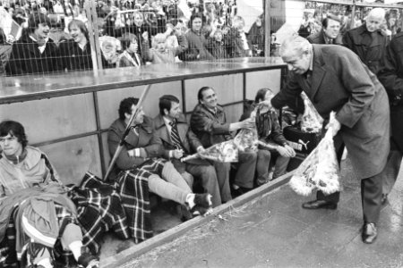FC Amsterdam tegen Ajax 2-3, Jaap van Praag geeft bloemen aan trainers Ivic en H, Bestanddeelnr 929-1567
