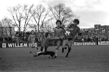 FC Amsterdam tegen Go Ahead 1-2 v.l.n.r. doelman Spijkerman (GA), Wetzel (FCA) , Bestanddeelnr 929-0027