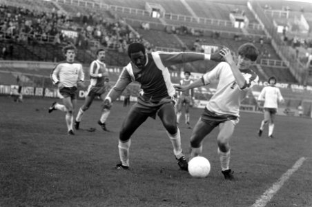 FC Amsterdam tegen Feyenoord 1-2, Clyde Best in duel met Heini Otto, Bestanddeelnr 929-4588