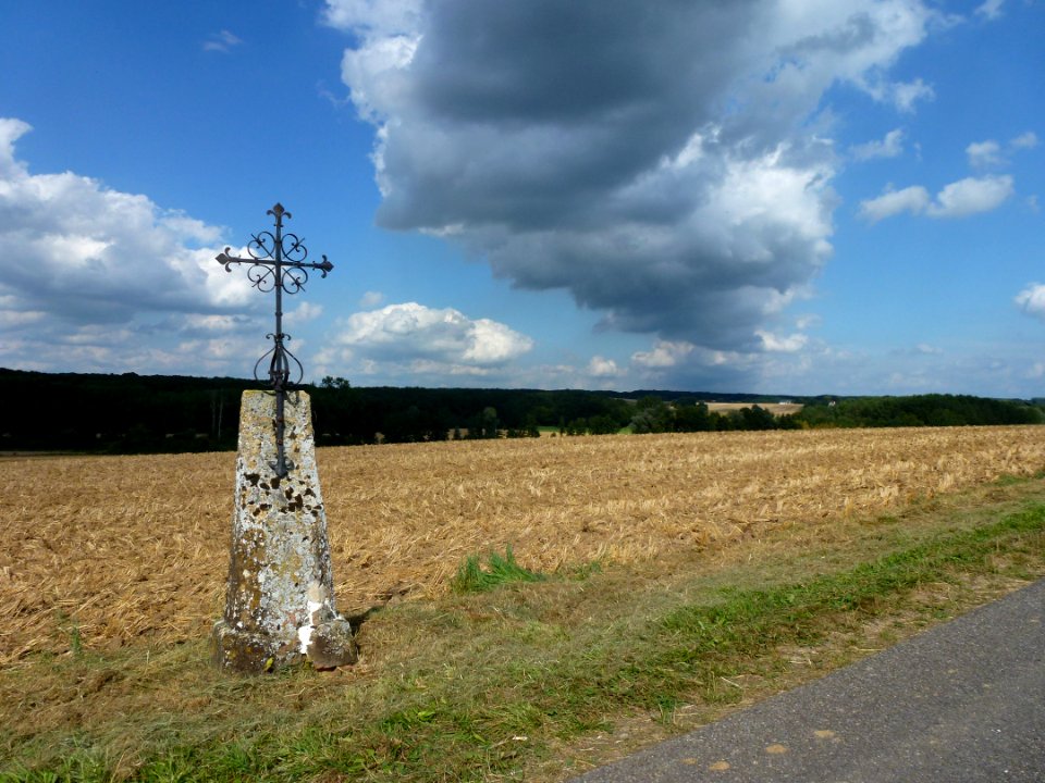 Faux (Ardennes) paysage avec croix de chemin
