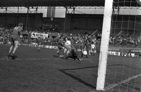 FC Amsterdam tegen NEC 5-0, Jaap Visser (2e van links) scoort, rechts Chris Dekk, Bestanddeelnr 927-0971