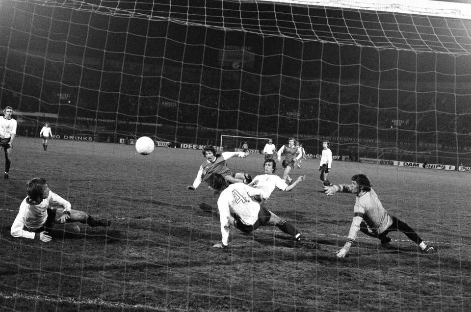 FC Amsterdam tegen Feyenoord 0-0, Kreuz (l) scoort derde doelpunt, rechts Jongbl, Bestanddeelnr 927-8333