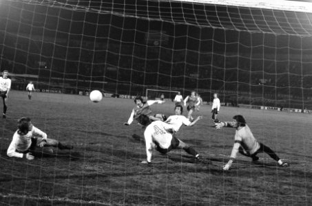 FC Amsterdam tegen Feyenoord 0-0, Kreuz (l) scoort derde doelpunt, rechts Jongbl, Bestanddeelnr 927-8333