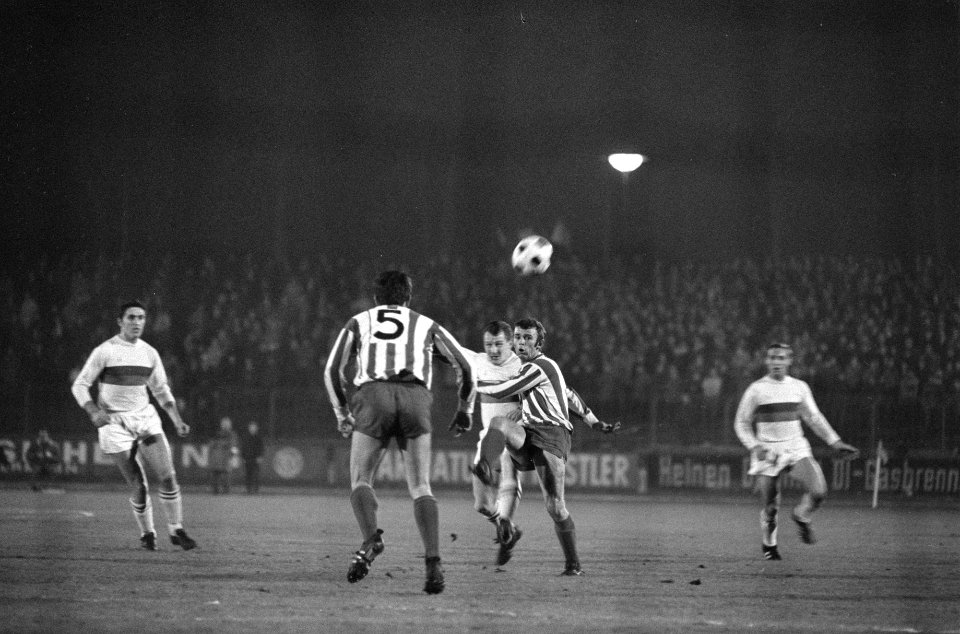 FC Koln-ADO 3-0, om Europacup II Harry Heynen in duel met twee Koln-spelers, Bestanddeelnr 921-8926