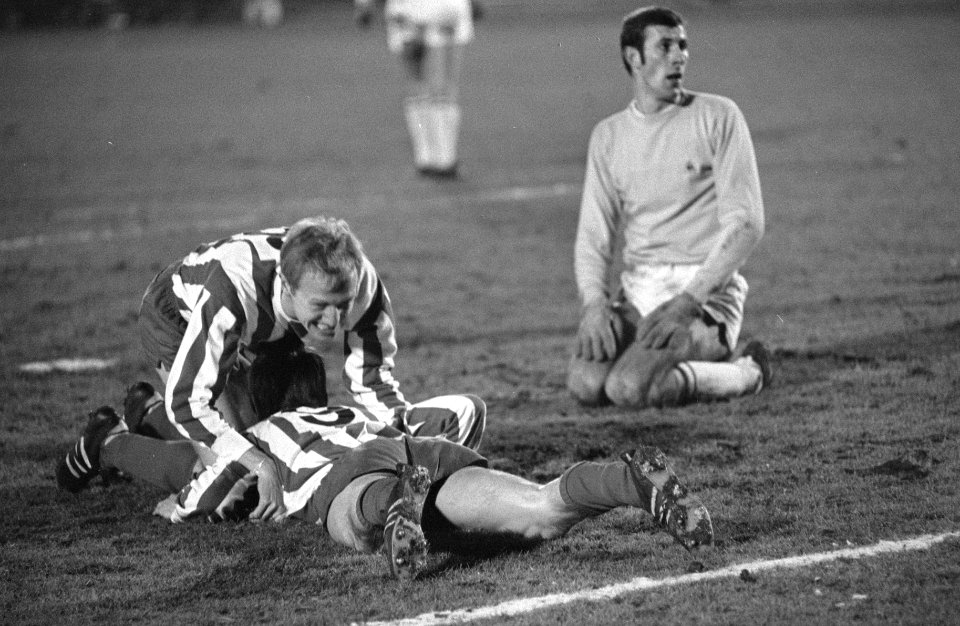 FC Koln-ADO 3-0, om Europacup II doelman Thie (rechts) is voor de 3e maal gepass, Bestanddeelnr 921-8928