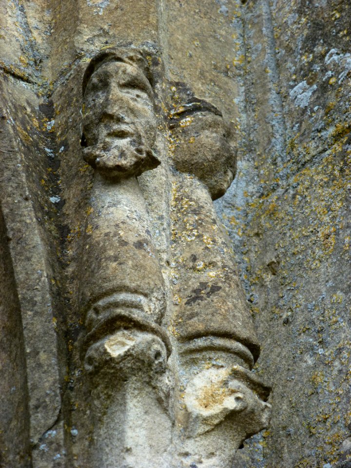 Faux (Ardennes) Église, portail sculpté, détail 02