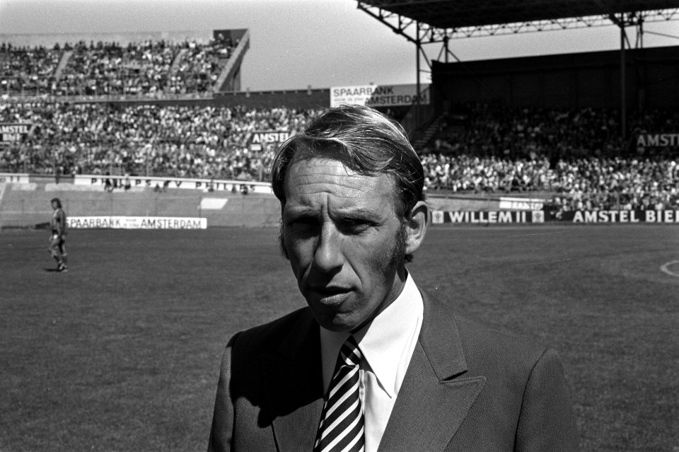 FC Amsterdam tegen Ajax 1-2, trainer Pim van der Meent van FC Amsterdam, Bestanddeelnr 925-8212