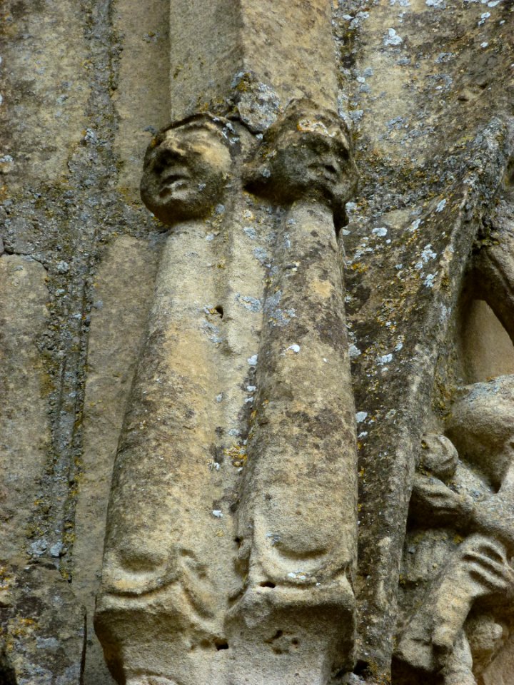 Faux (Ardennes) Église, portail sculpté, détail 03